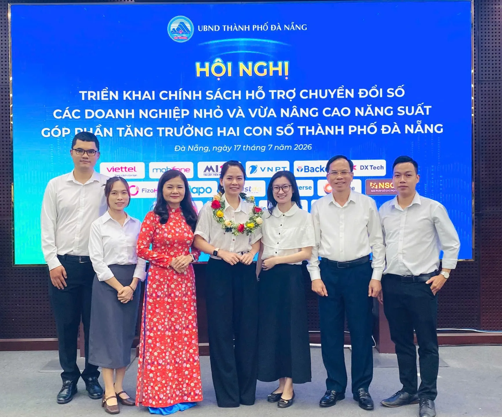 Đội ngũ HCTECH chụp ảnh lưu niệm cùng Ông Nguyễn Thanh Hồng – Giám đốc Sở Khoa học và Công nghệ TP Đà Nẵng và bà Phạm Thị Ngọc Quyên – Phó Giám đốc Sở Khoa học và Công nghệ TP Đà Nẵng tại Hội nghị triển khai chính sách hỗ trợ chuyển đổi số doanh nghiệp nhỏ và vừa