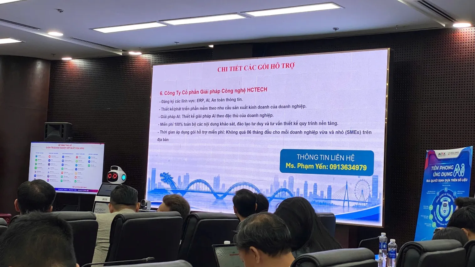 Gian hàng HCTECH giới thiệu chi tiết các gói hỗ trợ chuyển đổi số tại hội nghị