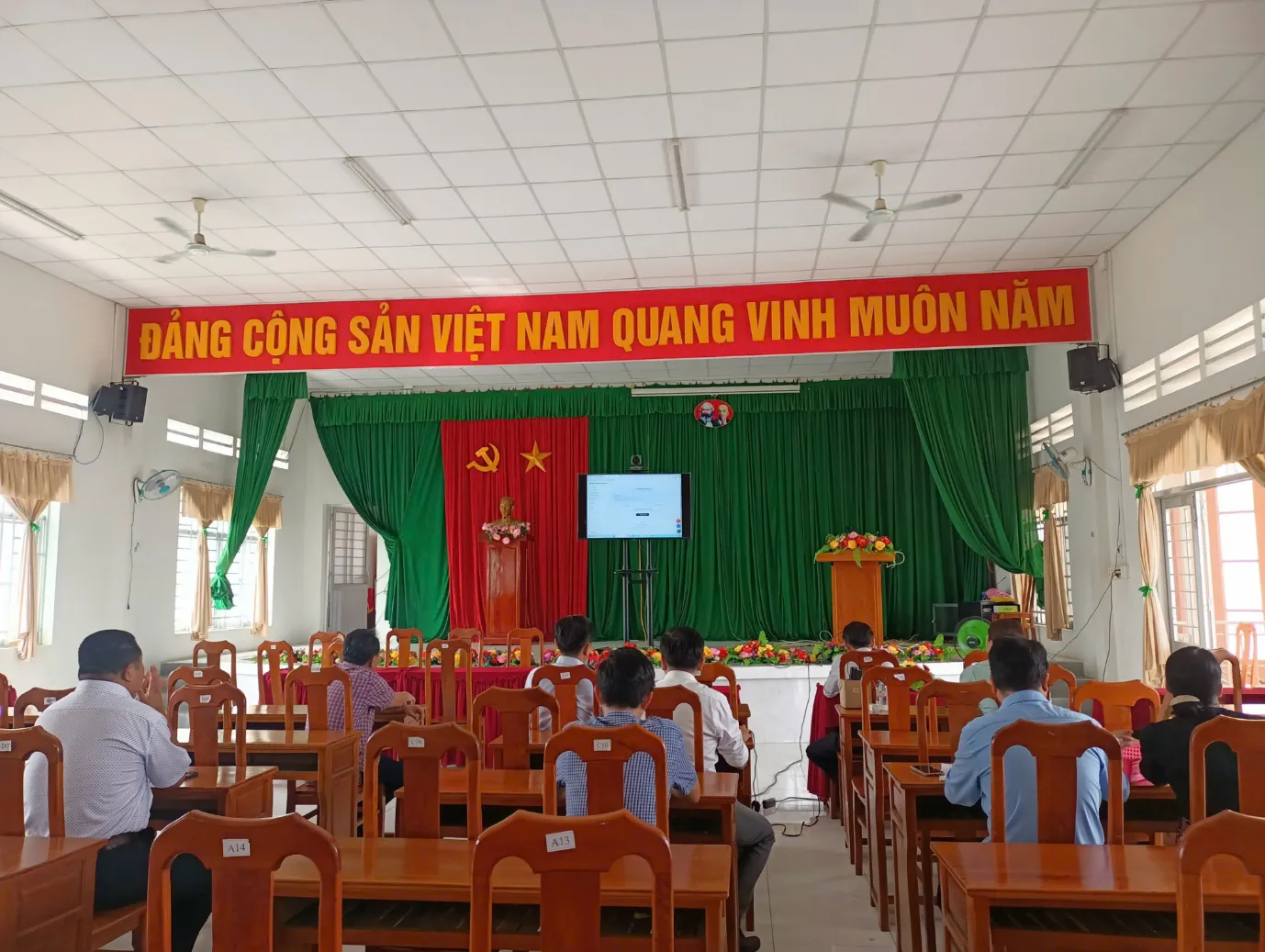 Đại diện HCTECH trình bày giải pháp chuyển đổi số cho lãnh đạo và cán bộ tại Phường Tân Hạnh, Vĩnh Long